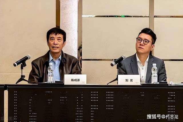 来到餐厅的时候，苏知鱼的注意力还都集中在ipad的屏幕上，杜海清便开口问道：知鱼，听你哥说你在找那个恩公，有什么进展了吗？苏知鱼头也不抬的说：没什么进展，到现在还没从录像里找到他。
